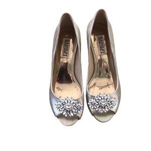 Badgley Mischka Gold Shimmer Leather Open Toe Heels Bling Rhinestone Brooch Sz 6